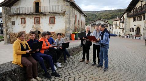 Sentados con portátiles, Asun Calvo Lizoáin, Ohian Zalba Elía, Elena Martina Calvo, Aritza Zalba Arizmendi y Elena Villanueva Nuin. De pie, María Socorro Villanueva Espinal, Belatz Zalba Elía e Isidoro García Erro, en Bizkarreta-Gerendiain Sentados con portátiles, Asun Calvo Lizoáin, Ohian Zalba Elía, Elena Martina Calvo, Aritza Zalba Arizmendi y Elena Villanueva Nuin. De pie, María Socorro Villanueva Espinal, Belatz Zalba Elía e Isidoro García Erro, en Bizkarreta-Gerendiain
