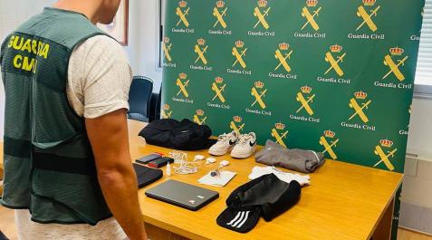 Un agente de la Guardia Civil, con todos los efectos robados en el vestuario Un agente de la Guardia Civil, con todos los efectos robados en el vestuario