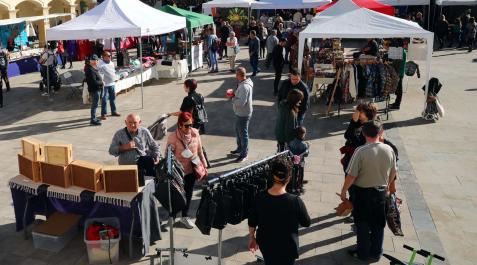 Familiares y amigos aprovecharon la mañana para visitar la feria artesanal Familiares y amigos aprovecharon la mañana para visitar la feria artesanal