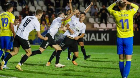 Los jugadores del Real Unión celebran el segundo gol del equipo irundarra durante el encuentro correspondiente a la primera eliminatoria de la Copa del Rey Los jugadores del Real Unión celebran el segundo gol del equipo irundarra durante el encuentro correspondiente a la primera eliminatoria de la Copa del Rey