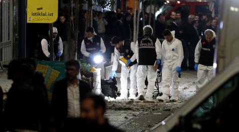 La policía turca investiga las causas del atentado en el lugar de la explosión La policía turca investiga las causas del atentado en el lugar de la explosión