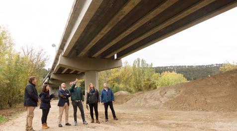 De izquierda a derecha: el director general de Obras Públicas e Infraestructuras, Pedro López; la responsable de la empresa constructora, Ana Fernández; el consejero de Cohesión Territorial, Bernardo Ciriza; el jefe del Negociado de la demarcación Centro- De izquierda a derecha: el director general de Obras Públicas e Infraestructuras, Pedro López; la responsable de la empresa constructora, Ana Fernández; el consejero de Cohesión Territorial, Bernardo Ciriza; el jefe del Negociado de la demarcación Centro-Norte, Luis Miguel Martín; la técnica de obra civil del Centro de Conservación de Pamplona, María del Mar Vega; y el técnico de la empresa, Pedro Rodrigo, durante la visita a la infraestructura renovada