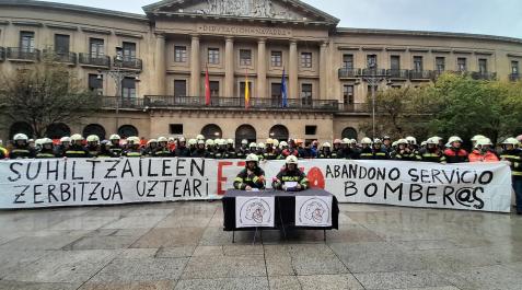 Imagen de la protesta de Bomberos de Navarra frente al Palacio de Navarra Imagen de la protesta de Bomberos de Navarra frente al Palacio de Navarra