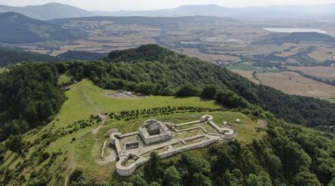 Fotos del hallazgo de la mano de Irulegi, con la inscripción en lengua vascónica más antigua. Fotos del hallazgo de la mano de Irulegi, con la inscripción en lengua vascónica más antigua.