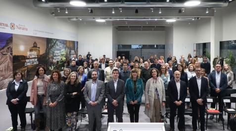 El consejero Irujo y las consejeras Ollo y Gómez posan con asistentes al acto. El consejero Irujo y las consejeras Ollo y Gómez posan con asistentes al acto.