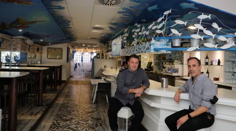 Ronqueo Pablo Cortejosa Pablo y Juan Carlos, en la barra del restaurante El Ronqueo, en la calle Monaterio de Urdax