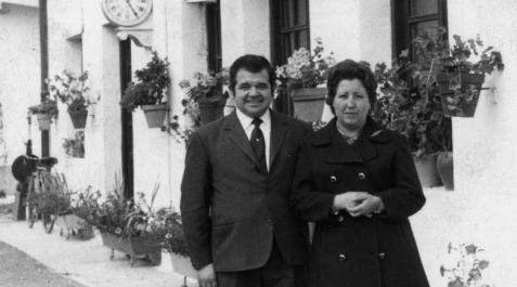 Rodolfo Jareño y Rosario Zuazu, ante la estación de Noáin. Rodolfo Jareño y Rosario Zuazu, ante la estación de Noáin.