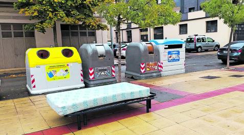 basuraEstella La calle Tafalla amaneció con un somier en mitad de la plaza