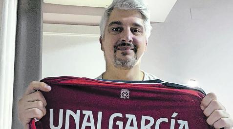 DavidFalcón David Falcón Lambea posa con la camiseta de Unai García