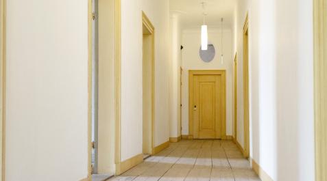 Interior de una vivienda, pasillo Algunos de los edificios en venta están destinados a rehabilitación