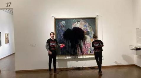 Activistas ecologistas lanzan un líquido sobre el cuadro 'Muerte y Vida', de Klimt Activistas ecologistas lanzan un líquido sobre el cuadro 'Muerte y Vida', de Klimt