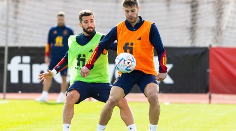 Azpi Gayá presiona a César Azpilicueta durante el entrenamiento de España de este martes, 15 de noviembre