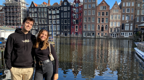 diasporaHolanda Iñigo García y Leyre Ramírez posan junto a uno de los bellos canales de la ciudad