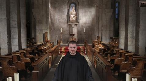 Ignacio Esparza Ignacio Esparza Lezáun, en el altar mayor del monasterio de San Salvador de Leyre con la imagen de la Virgen, al fondo.