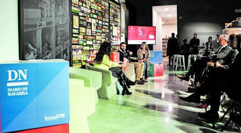ImpulsarAdrian La periodista Belén Galindo, de espaldas, y la también periodista, Leire Mateos, entrevistan a José Ignacio Salcedo, responsable del proyecto del museo de la conserva