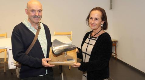 DDN_16-11-2022_11h37m (36140131) Jesús Sukuntza entregando el premio en Plazara! a Carmen Aycart