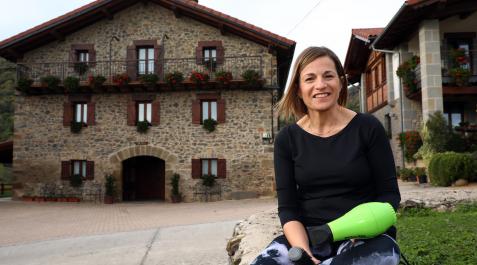 Josune Ripalda Josune Ripalda frente a su casa en Arrrarats. En el bajo tiene la peluquería.