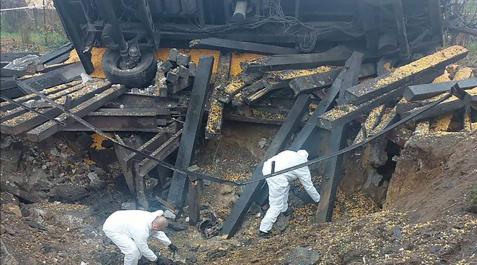 misiles-polonia Dos forenses de la policía polaca investigan el lugar donde un misil impactó en el pueblo de Przewodow, en el sureste de Polonia, a unos seis kilómetros de la frontera con Ucrania