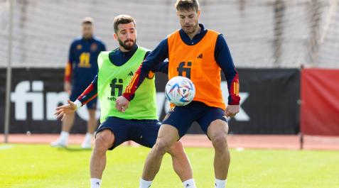 Los defensas José Luis Gayá (i) y César Azpilicueta (d) durante el entrenamiento de la selección española en la Ciudad del Fútbol de Las Rozas Los defensas José Luis Gayá (i) y César Azpilicueta (d) durante el entrenamiento de la selección española en la Ciudad del Fútbol de Las Rozas