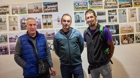 José Antonio Lizarraga De Andrés, Andrés Márquez Maestre y Edu Eransus Izco, miembros de la junta directiva del C.D. Urroztarra, en la exposición retrospectiva abierta en la sala de cultura de Urroz-Villa. José Antonio Lizarraga De Andrés, Andrés Márquez Maestre y Edu Eransus Izco, miembros de la junta directiva del C.D. Urroztarra, en la exposición retrospectiva abierta en la sala de cultura de Urroz-Villa