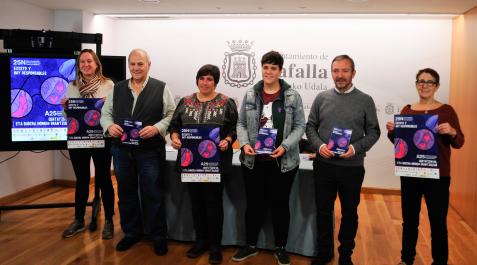Desde la izda., Imelda Mañeru, técnica de igualdad; los concejales Jacinto Goñi, Uxua Olkoz y Goizeder Juango; el acalde, Jesús Arrizubieta; y Pili Berrio, del movimiento feminista de Tafalla Desde la izda., Imelda Mañeru, técnica de igualdad; los concejales Jacinto Goñi, Uxua Olkoz y Goizeder Juango; el acalde, Jesús Arrizubieta; y Pili Berrio, del movimiento feminista de Tafalla