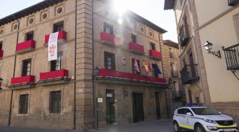 Un coche de la policía, ante el Ayuntamiento de Corella Un coche de la policía, ante el Ayuntamiento de Corella