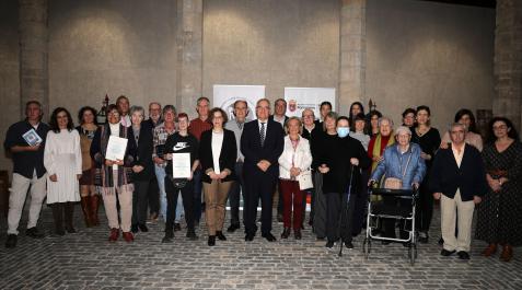 Galardones y participantes de los proyectos junto a representantes de la organización de los premios en honor al doctor que fundó en 1980 el Servicio de Geriatría del Hospital de Navarra. Galardones y participantes de los proyectos junto a representantes de la organización de los premios en honor al doctor que fundó en 1980 el Servicio de Geriatría del Hospital de Navarra