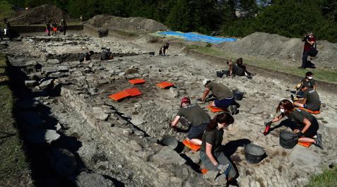 Voluntarios de la Sociedad de Ciencias Aranzadi, trabajando en la excavación de Irulegi en julio de 2021. Apenas un mes antes se había encontrado la Mano Voluntarios de la Sociedad de Ciencias Aranzadi, trabajando en la excavación de Irulegi en julio de 2021. Apenas un mes antes se había encontrado la Mano