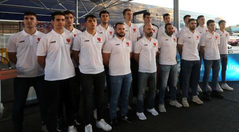 La plantilla y el cuerpo técnico del ENERparking Basket Navarra, ayer en la presentación oficial celebrada en el parking de La Morea La plantilla y el cuerpo técnico del ENERparking Basket Navarra, ayer en la presentación oficial celebrada en el parking de La Morea