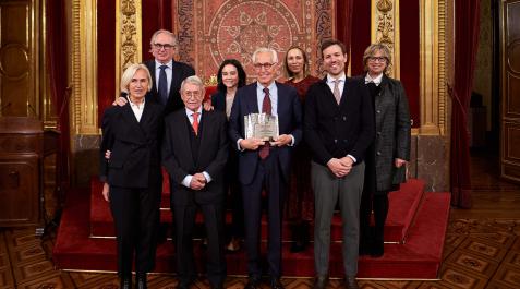 El doctor Jaime Gállego, en el centro, posa con familiares y compañeros de profesión El doctor Jaime Gállego, en el centro, posa con familiares y compañeros de profesión