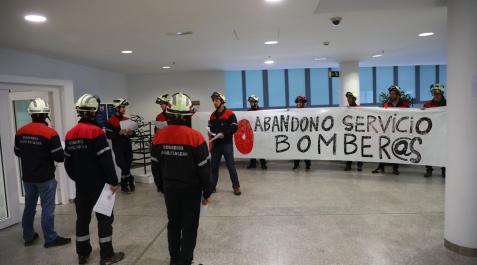 Protesta de los bomberos en la Biblioteca de Navarra Protesta de los bomberos en la Biblioteca de Navarra