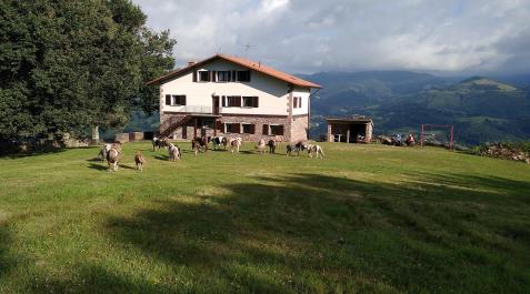 Autxikoborda El Autxikoborda, a 47 km de la estación de tren de Hendaya es una de las casas que se pueden resevar en EscapadaRural