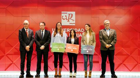 De izq. a dcha.: Juan Carlos Ayala (rector Universidad de La Rioja), Ramón Gonzalo (rector de la UPNA), Ana Moradell (2.º accésit), Yaneth Cardona (ganadora), Rosa Fernández (1.º accésit) y José Antonio Mayoral (rector de la Universidad de Zaragoza), en L De izq. a dcha.: Juan Carlos Ayala (rector Universidad de La Rioja), Ramón Gonzalo (rector de la UPNA), Ana Moradell (2.º accésit), Yaneth Cardona (ganadora), Rosa Fernández (1.º accésit) y José Antonio Mayoral (rector de la Universidad de Zaragoza), en Logroño tras la entrega de premios