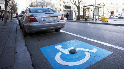 Un sensor en una plaza de aparcamiento para discapacitados Un sensor en una plaza de aparcamiento para discapacitados