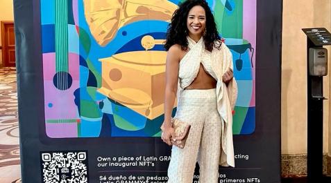 Eme Alfonso, cantante y compositora cubana, luce uno de los diseños de la peraltesa Irene Osés Zudaire en los Latin Grammy 2022. Eme Alfonso, cantante y compositora cubana, luce uno de los diseños de la peraltesa Irene Osés Zudaire en los Latin Grammy 2022.