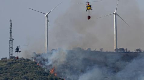 Dos helicópteros descargan agua en San Martín de Unx, uno de los graves incendios que asolaron Navarra el 19 de junio Dos helicópteros descargan agua en San Martín de Unx, uno de los graves incendios que asolaron Navarra el 19 de junio