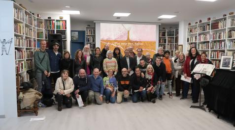 La sala cultural ‘Universo sonámbulo’ de Salvador Gutiérrez en Aoiz acogió el acto. El homenajeado, justo bajo su nombre proyectado en la pantalla La sala cultural ‘Universo sonámbulo’ de Salvador Gutiérrez en Aoiz acogió el acto. El homenajeado, justo bajo su nombre proyectado en la pantalla