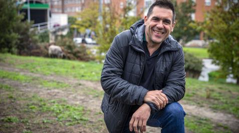 Alex “Txipi” Kormenzana Lumbreras a los pies de Ezkaba Txiki, su lugar de paseo habitual desde que llegó a la villa hace 28 años. Detrás una de las ovejas que limpian el monte Alex “Txipi” Kormenzana Lumbreras a los pies de Ezkaba Txiki, su lugar de paseo habitual desde que llegó a la villa hace 28 años. Detrás una de las ovejas que limpian el monte