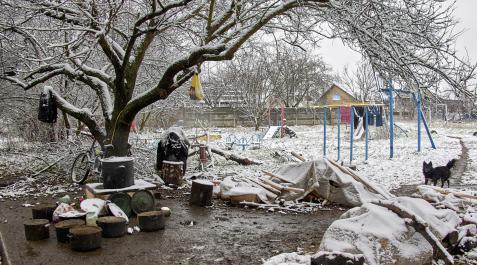 Una cocina cubierta de nieve, que fue hecha por lugareños cerca de sus hogares en el pueblo recapturado de Chekassky Tyshky en el área de Kharkiv (Ucrania) Una cocina cubierta de nieve, que fue hecha por lugareños cerca de sus hogares en el pueblo recapturado de Chekassky Tyshky en el área de Kharkiv (Ucrania)