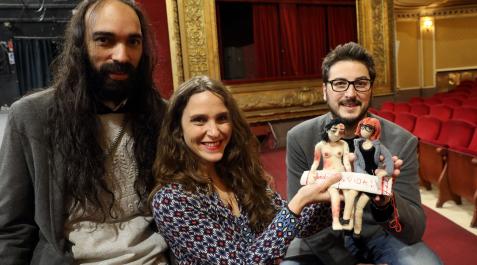 Esther Vital Esther Vital, junto a Giuliano Conti (director de fotografía) e Íñigo Osés (Tripulante Produce), mostrando los muñecos que utilizan en su documental
