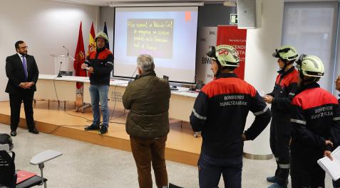 Bomberos entran con sus reivindicaciones en la jornada Bomberos entran con sus reivindicaciones en la jornada