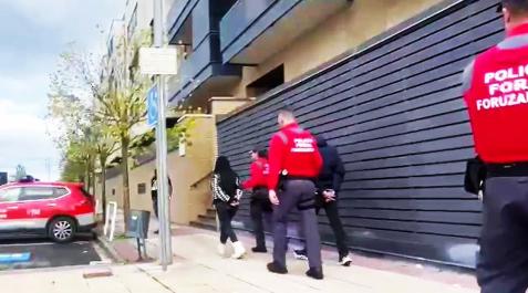 RoboViviendas Momento del traslado de los detenidos para registro judicial de su vivienda