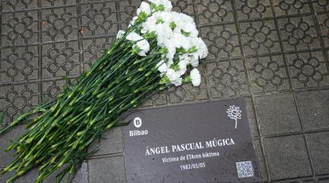 Primera placa en Bilbao en recuerdo de una víctima de ETA Flores junto a la placa durante el acto de colocación de una placa en recuerdo a Ángel Pascual Múgica, víctima del terrorismo en 1982
H.Bilbao / Europa Press
19/11/2022