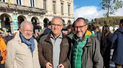 Enrique Maya, en Bayona El alcalde de Pamplona, Enrique Maya (c), asiste a una manifestación en Bayona en defensa de las corridas de toros