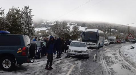 Bodabus Vehículos y el autobús que se dirigían a la boda en Roncesvalles, bloqueados en Mezkiritz