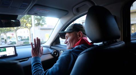 ZIZUR MAYOR. El coche conducido por las enfermeras parte hacia Barcelona ZIZUR MAYOR. El coche conducido por las enfermeras parte hacia Barcelona