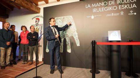 Javier Velaza, durante la presentación de la mano de Irulegi el pasado lunes Javier Velaza, durante la presentación de la mano de Irulegi el pasado lunes