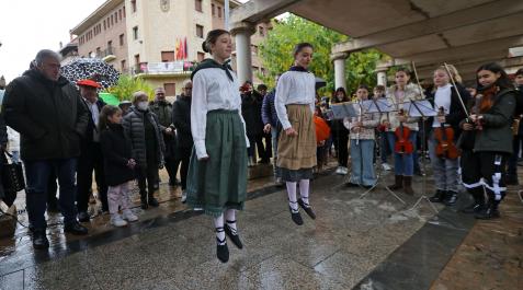 Uxue y Naroa bailan un aurresku enfrente del monolito Uxue y Naroa bailan un aurresku enfrente del monolito