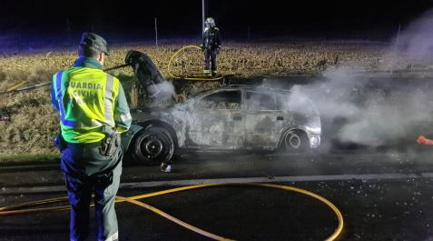 Un agente de la Guardia Civil, junto al vehículo quemado en la NA132 Un agente de la Guardia Civil, junto al vehículo quemado en la NA132