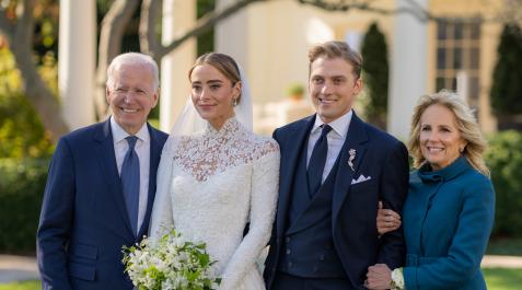 Boda de la nieta de Joe Biden El presidente de los Estados Unidos, Joe Biden (i), y la primera dama, Jill Biden (d), posan en el matrimonio de su nieta Naomi Biden con Peter Neal